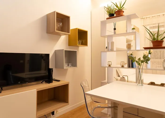 Battisti Flat, Near Station