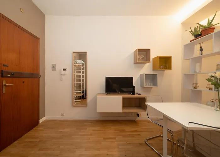 Battisti Flat, Near Station